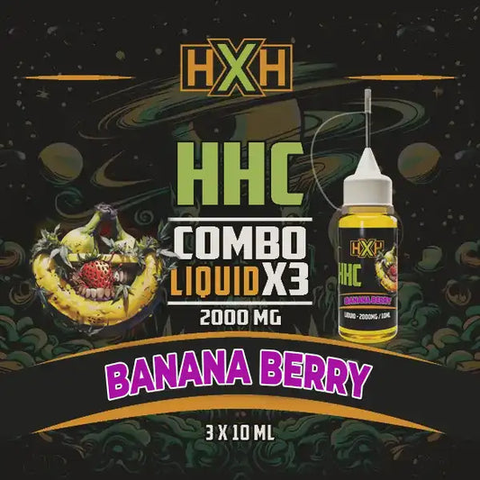 Изображение на HHC течност комбо 3 бройки Banana Berry 2000 mg, предназначена за вейпове. Флаконът е със стилен дизайн, ярки цветове и акцент върху уникалния вкус на банан и горски плодове. Фонът е креативен и наситен с тъмни илюстрации, подчертаващи интензивния ефект на продукта.